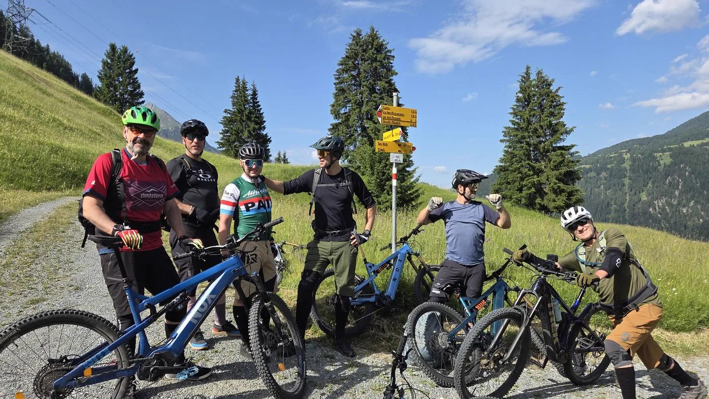 Team am Wegweiser