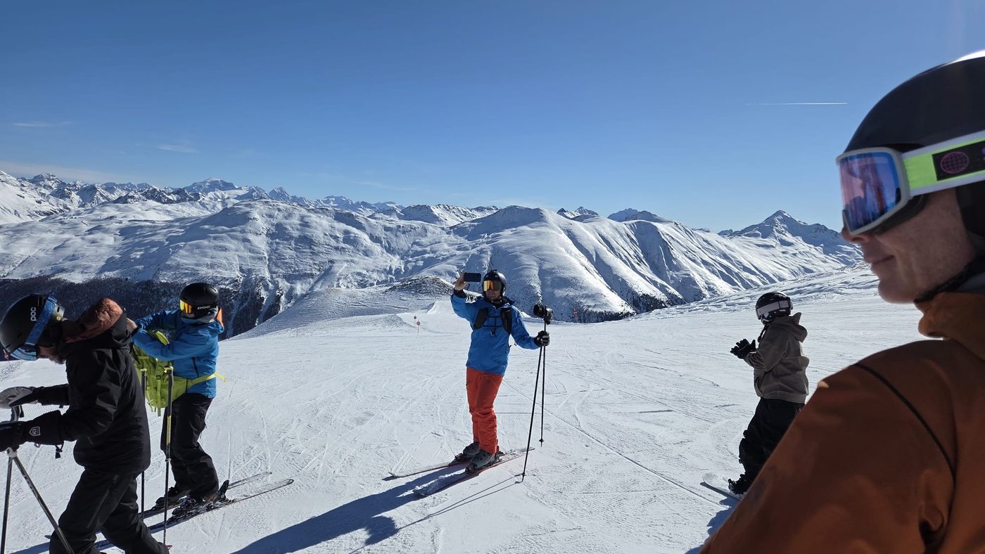 Skigruppe auf der Piste